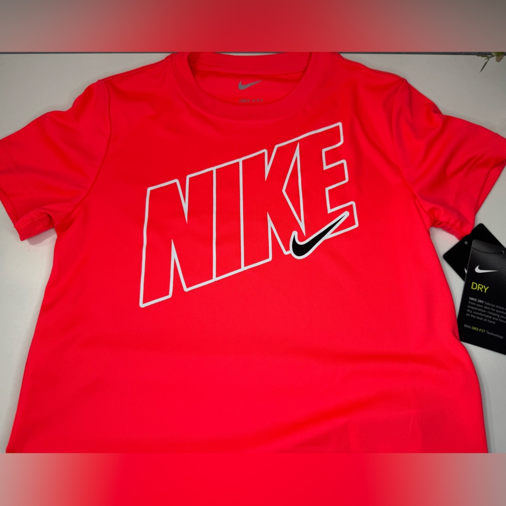 NWT Nike Boy Tee Size 7